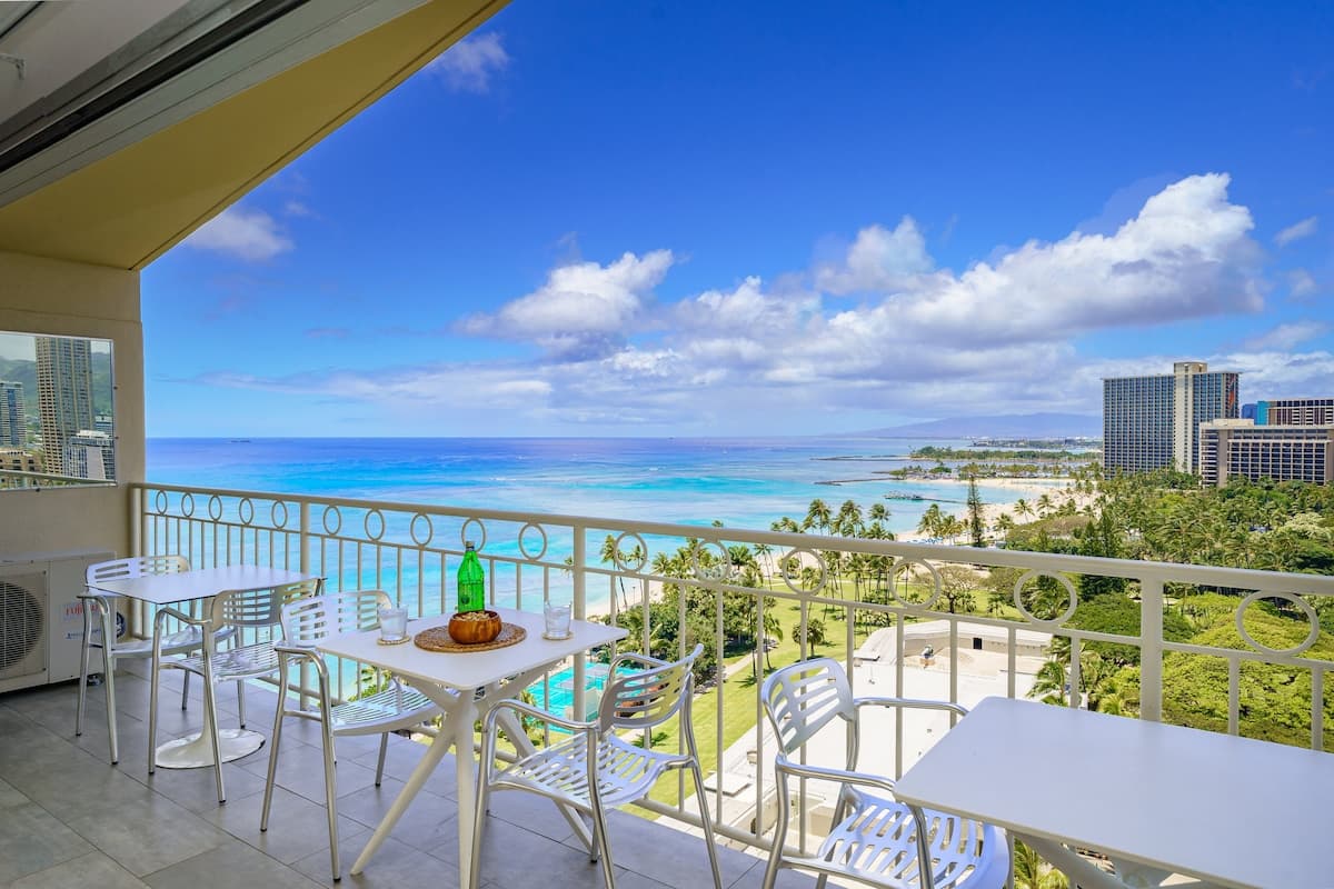 Condo in Honolulu · ★4.86 · 2 bedrooms · 4 beds · 2 private baths - Photo 1