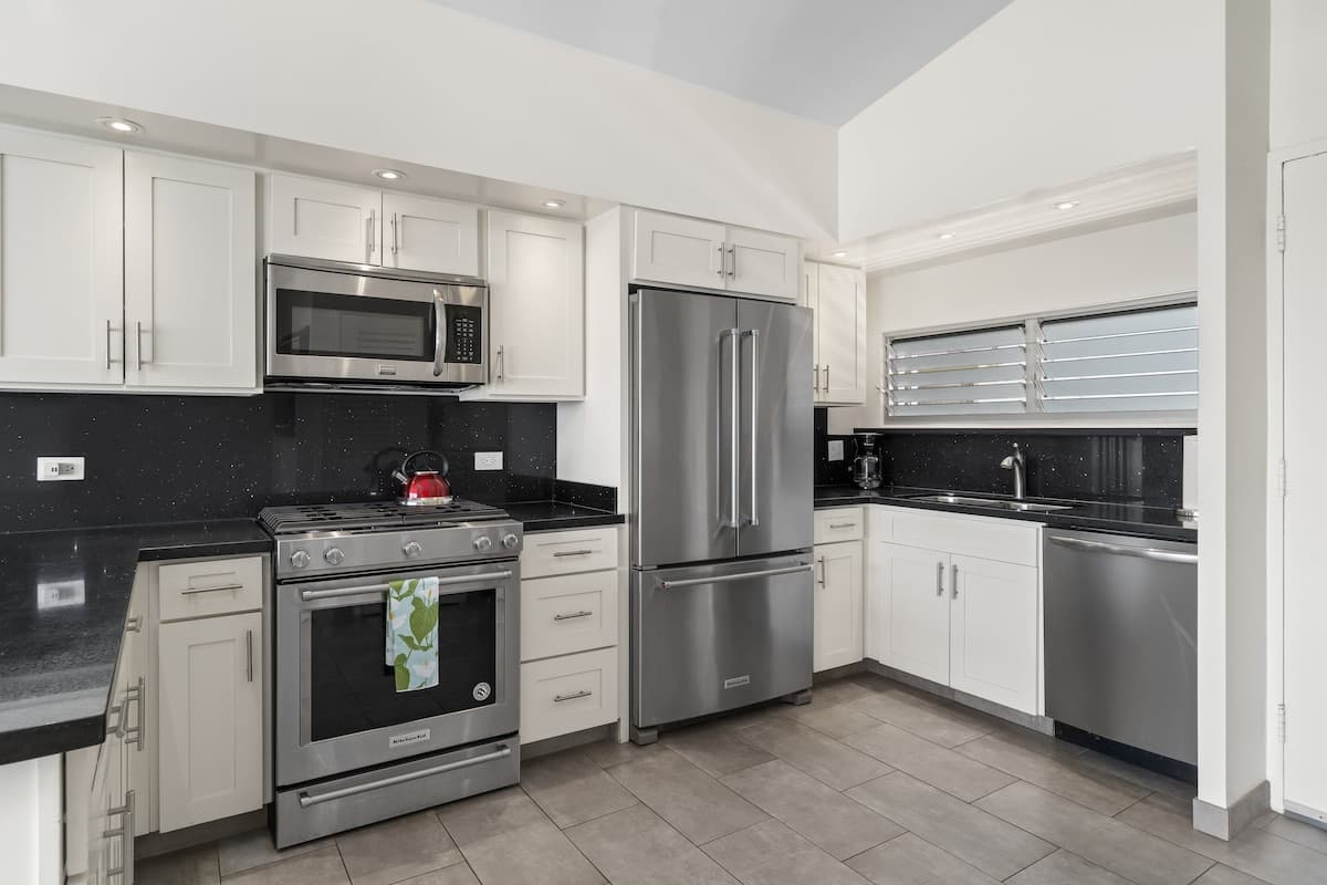 Condo in Honolulu · ★4.86 · 2 bedrooms · 4 beds · 2 private baths - Photo 5