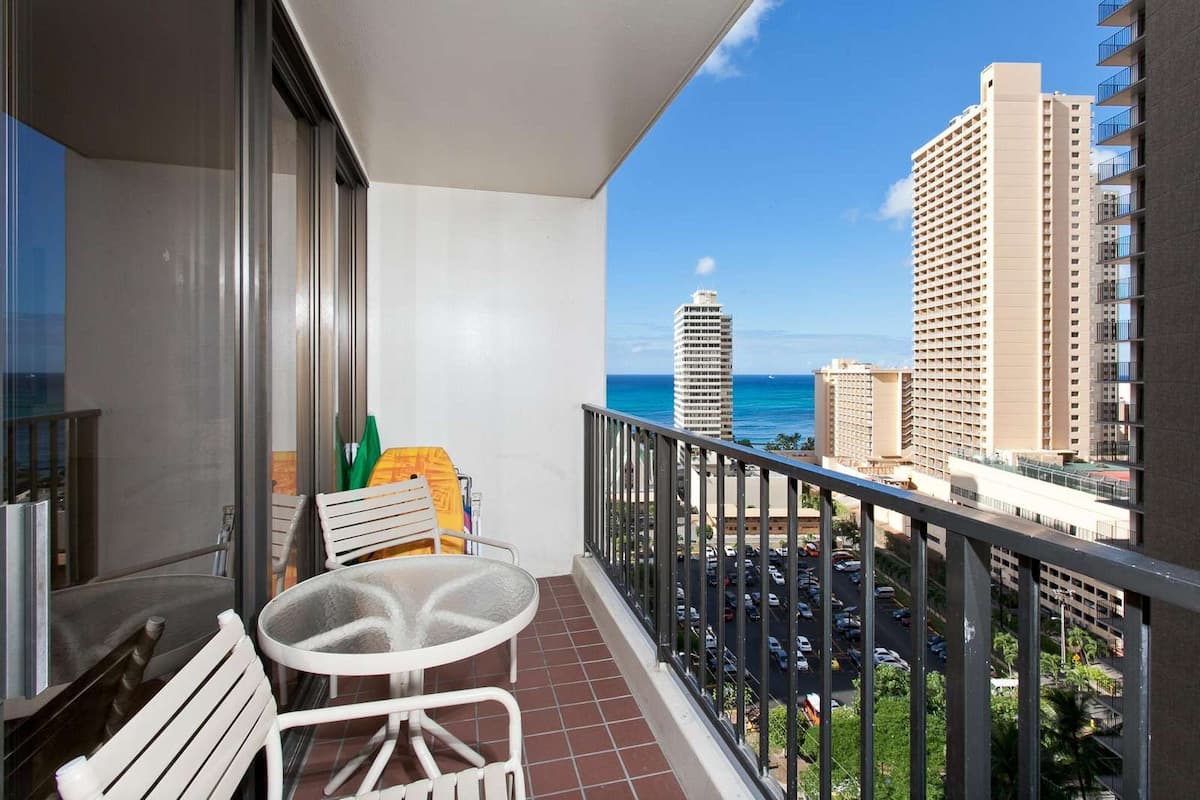 Waikiki Banyan 1806 T1-1 Block 2Beach +FREEParking - Photo 1