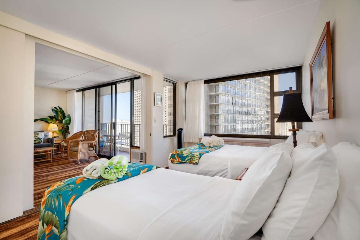 Waikiki Banyan 1806 T1-1 Block 2Beach +FREEParking - Photo 2