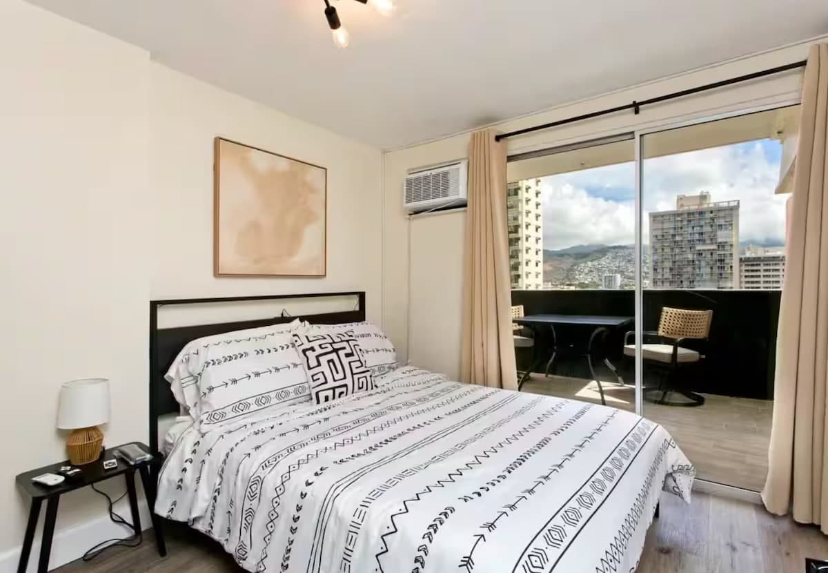 Cozy Studio Penthouse Waikiki 1 Block to Beach - Photo 1