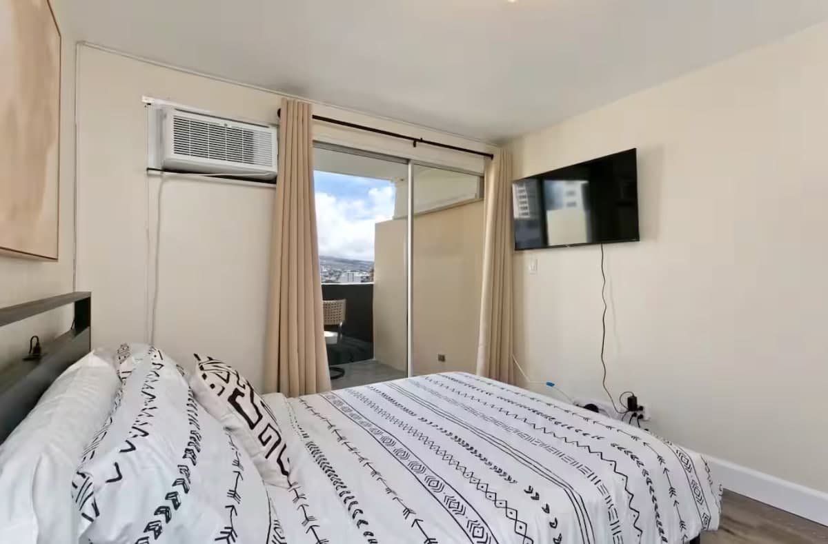 Cozy Studio Penthouse Waikiki 1 Block to Beach - Photo 2