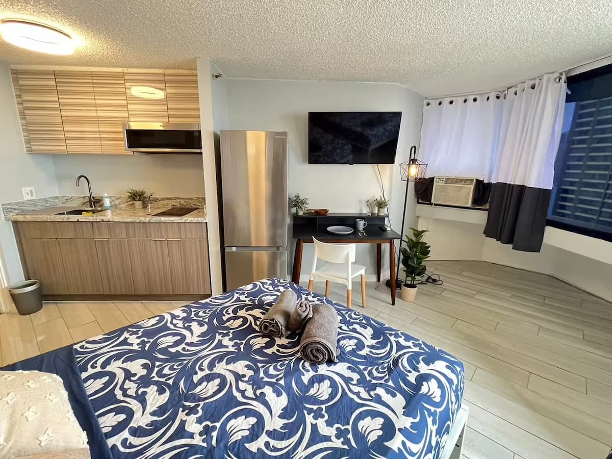 Condo in Honolulu · ★5.0 · 1 bedroom · 2 beds · 1 private bath - Photo 5