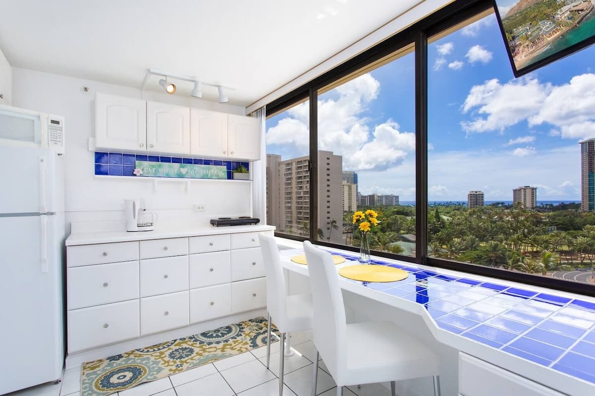 Ocean Blue studio and view King bed! - Photo 2