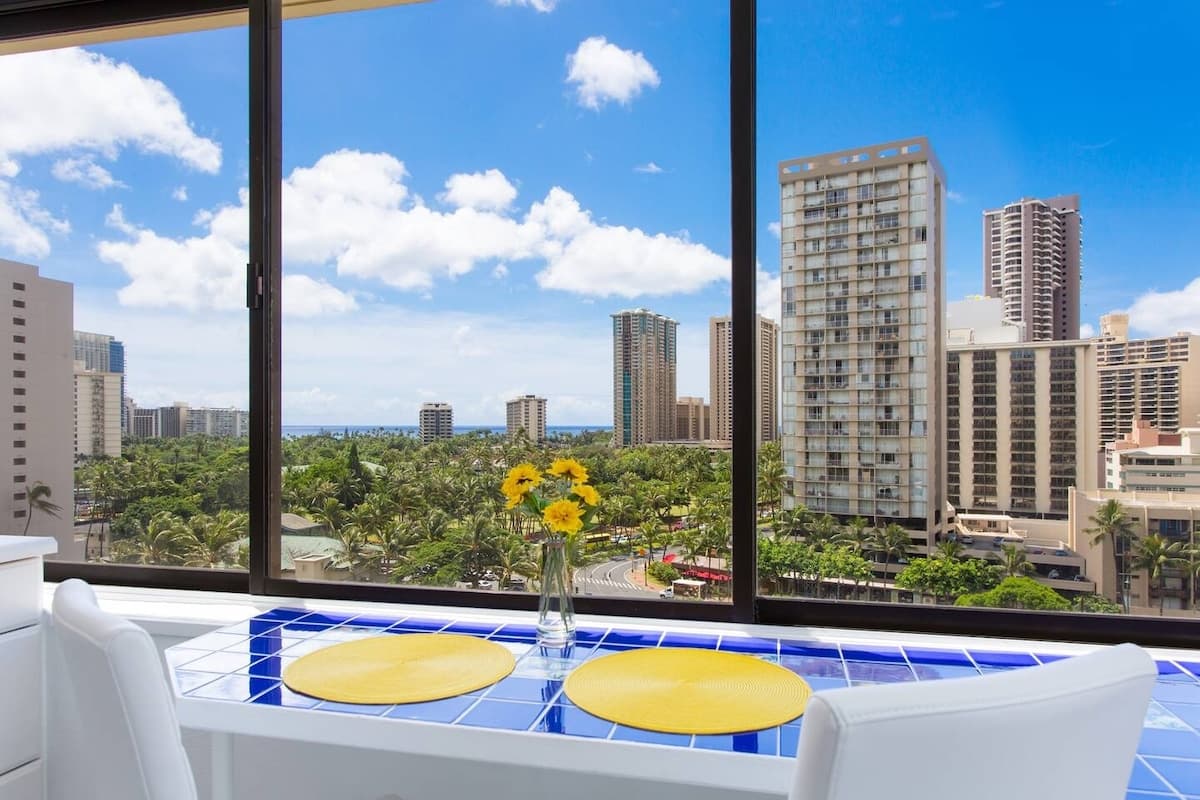 Ocean Blue studio and view King bed! - Photo 1