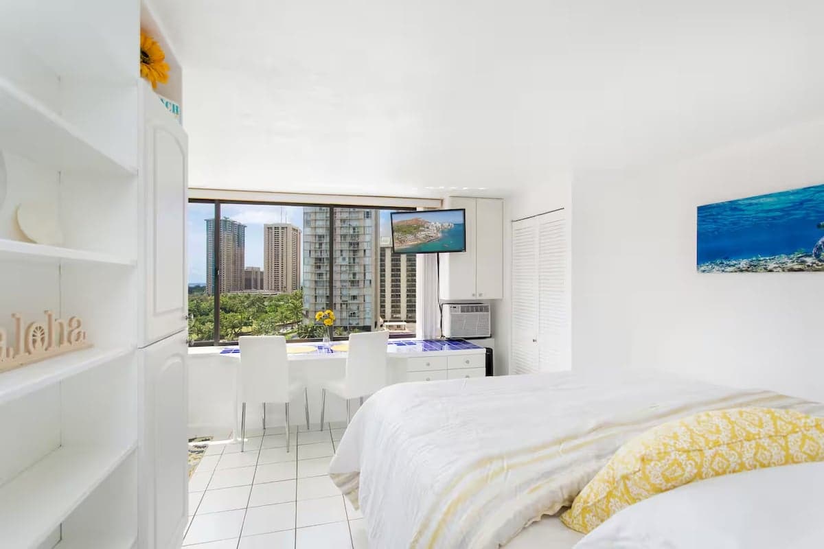 Ocean Blue studio and view King bed! - Photo 5