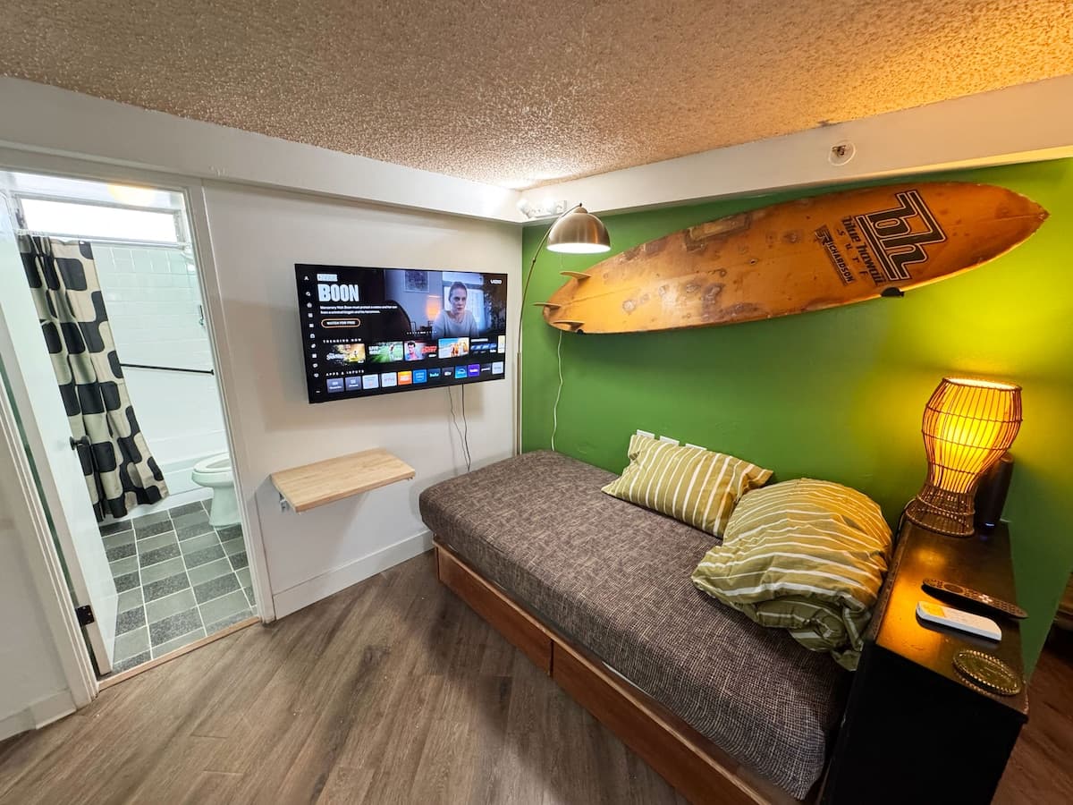 Condo in Honolulu · ★4.94 · Studio · 2 beds · 1 private bath - Photo 5