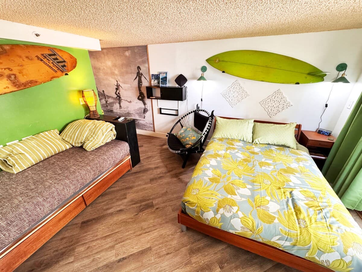 Condo in Honolulu · ★4.94 · Studio · 2 beds · 1 private bath - Photo 3