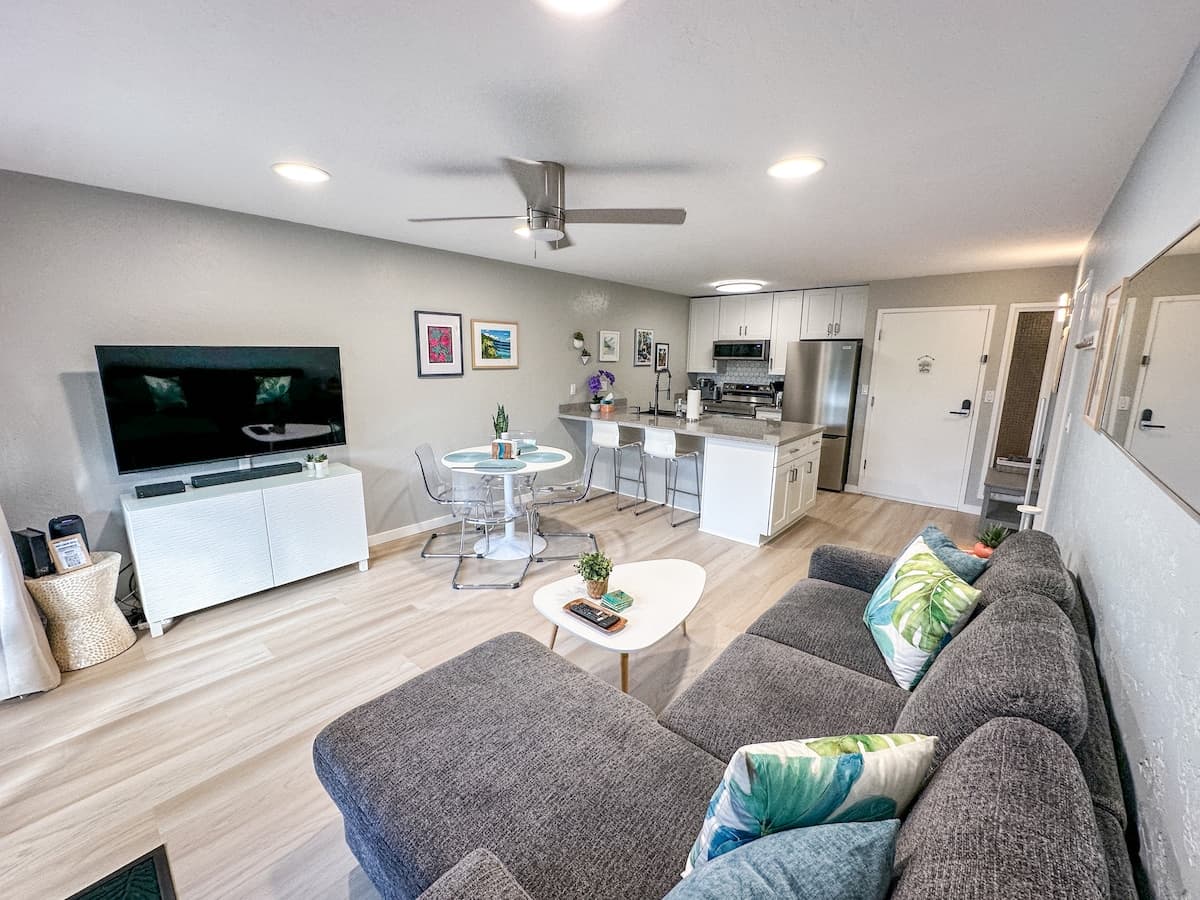 Newly renovated Coconut Coast 1BR condo w/ A/C - Photo 5