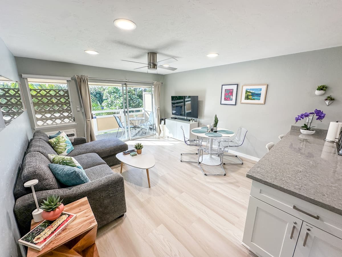 Newly renovated Coconut Coast 1BR condo w/ A/C - Photo 4