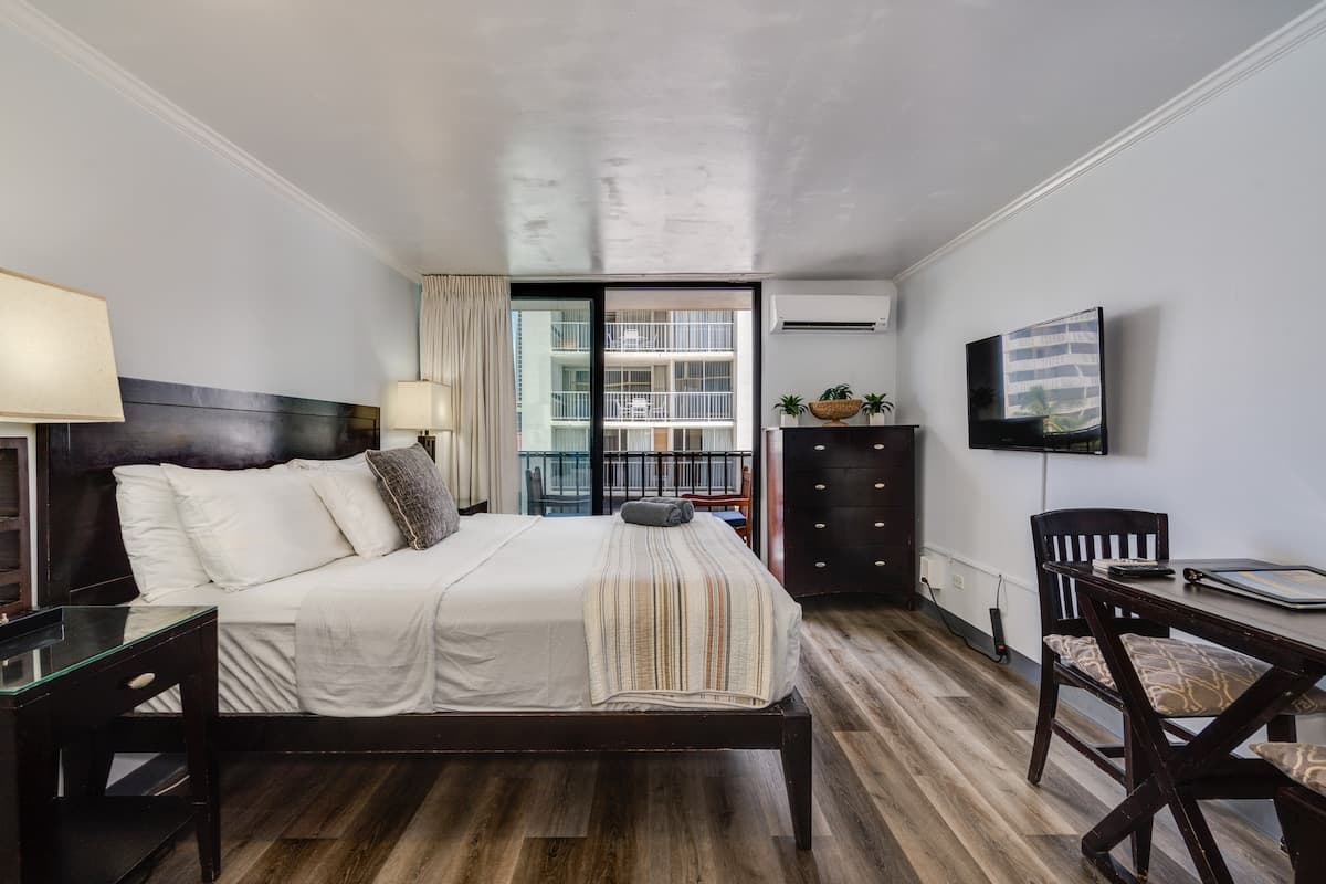 Condo in Honolulu · ★4.57 · Studio · 1 bed · 1 private bath - Photo 3