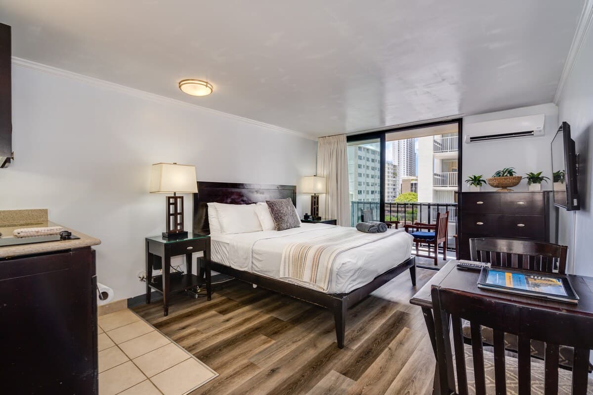 Condo in Honolulu · ★4.57 · Studio · 1 bed · 1 private bath - Photo 4