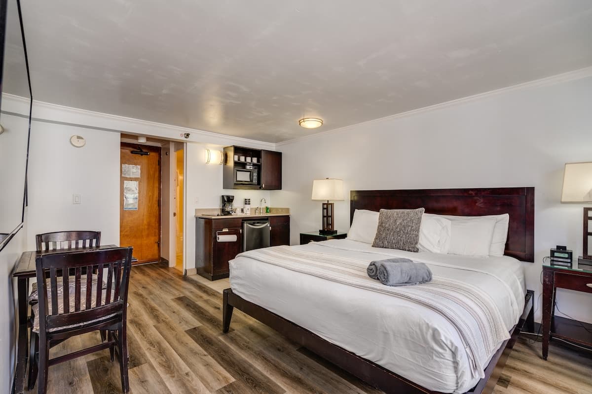 Condo in Honolulu · ★4.57 · Studio · 1 bed · 1 private bath - Photo 2