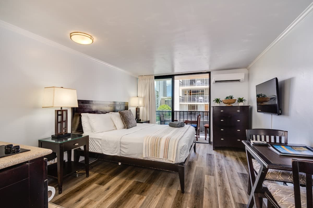 Condo in Honolulu · ★4.57 · Studio · 1 bed · 1 private bath - Photo 1