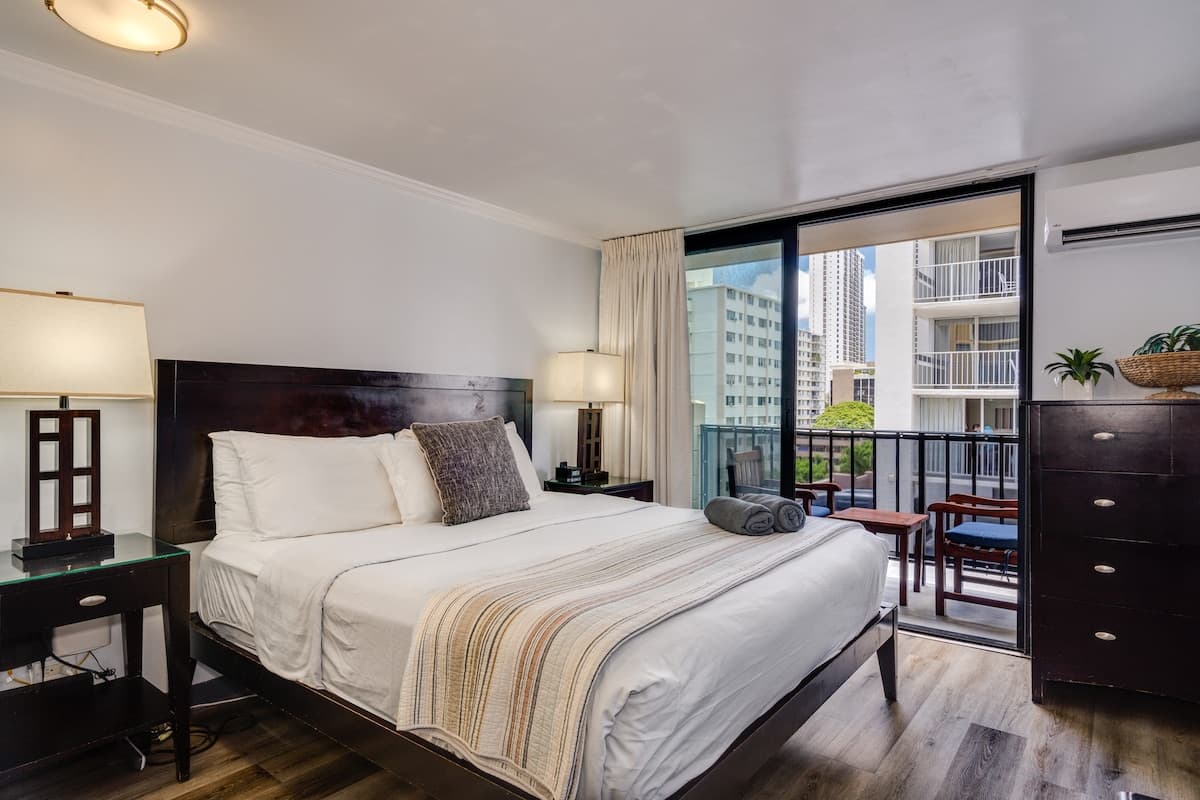Condo in Honolulu · ★4.57 · Studio · 1 bed · 1 private bath - Photo 5