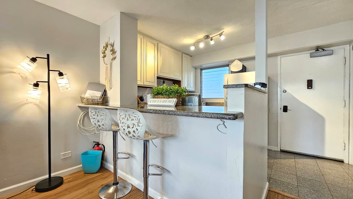 Aloha Stay – 2BR w/ Free Parking - Photo 5