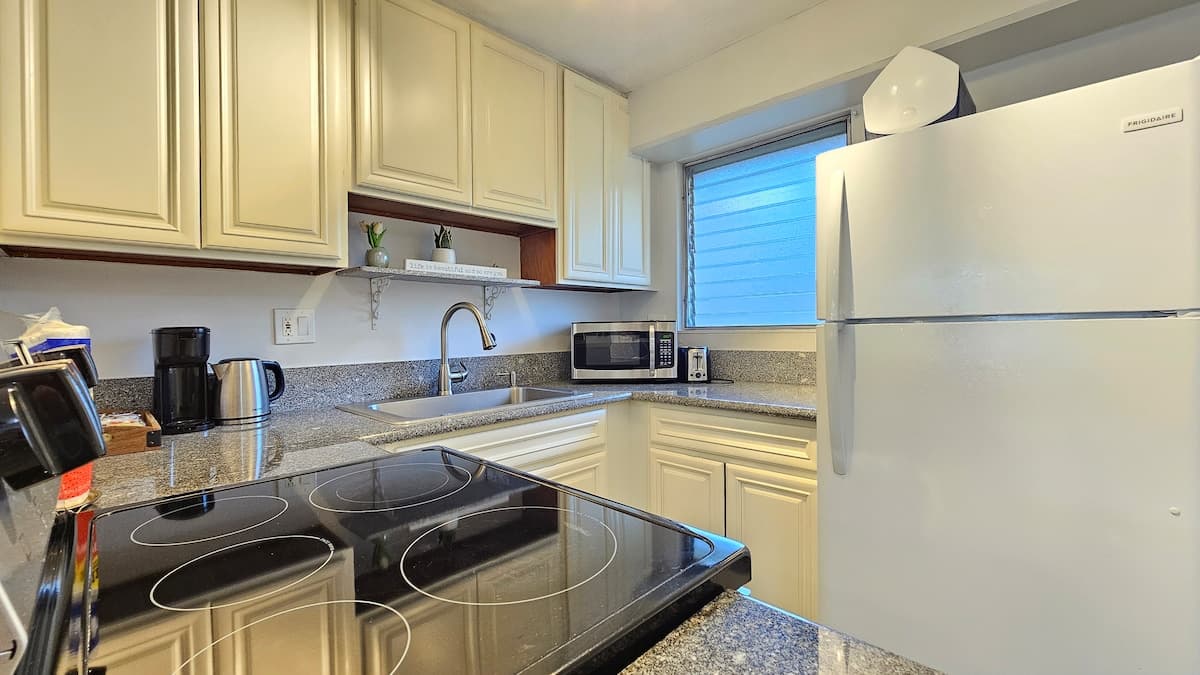 Aloha Stay – 2BR w/ Free Parking - Photo 4