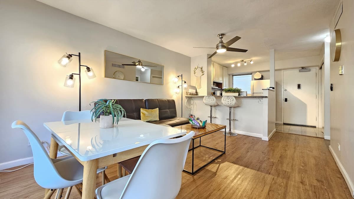 Aloha Stay – 2BR w/ Free Parking - Photo 1