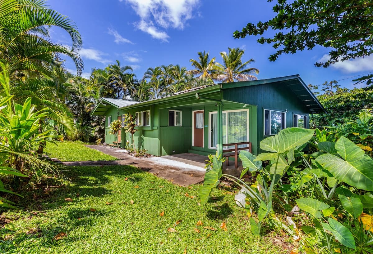 Home in Hilo · ★4.56 · 3 bedrooms · 6 beds · 1.5 private baths - Photo 3