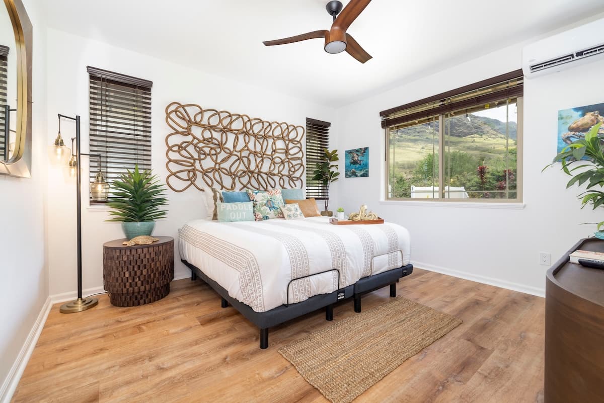 Home in Waianae · ★5.0 · 7 bedrooms · 12 beds · 5.5 private baths - Photo 3