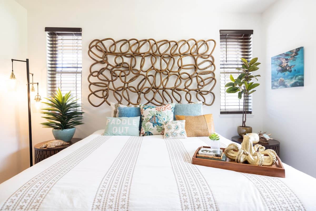 Home in Waianae · ★5.0 · 7 bedrooms · 12 beds · 5.5 private baths - Photo 1