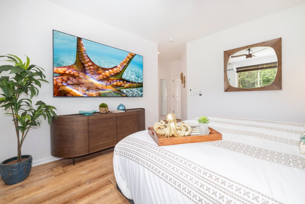 Home in Waianae · ★5.0 · 7 bedrooms · 12 beds · 5.5 private baths - Photo 4