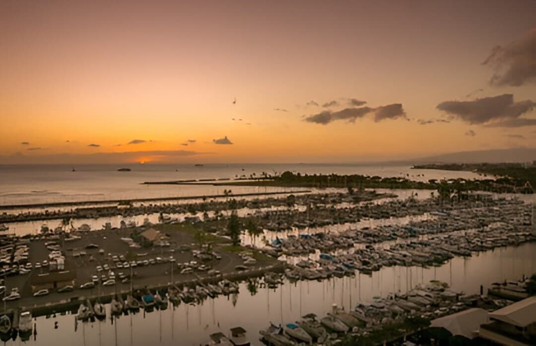 Condo in Honolulu · ★5.0 · 1 bedroom · 2 beds · 1 private bath - Photo 5