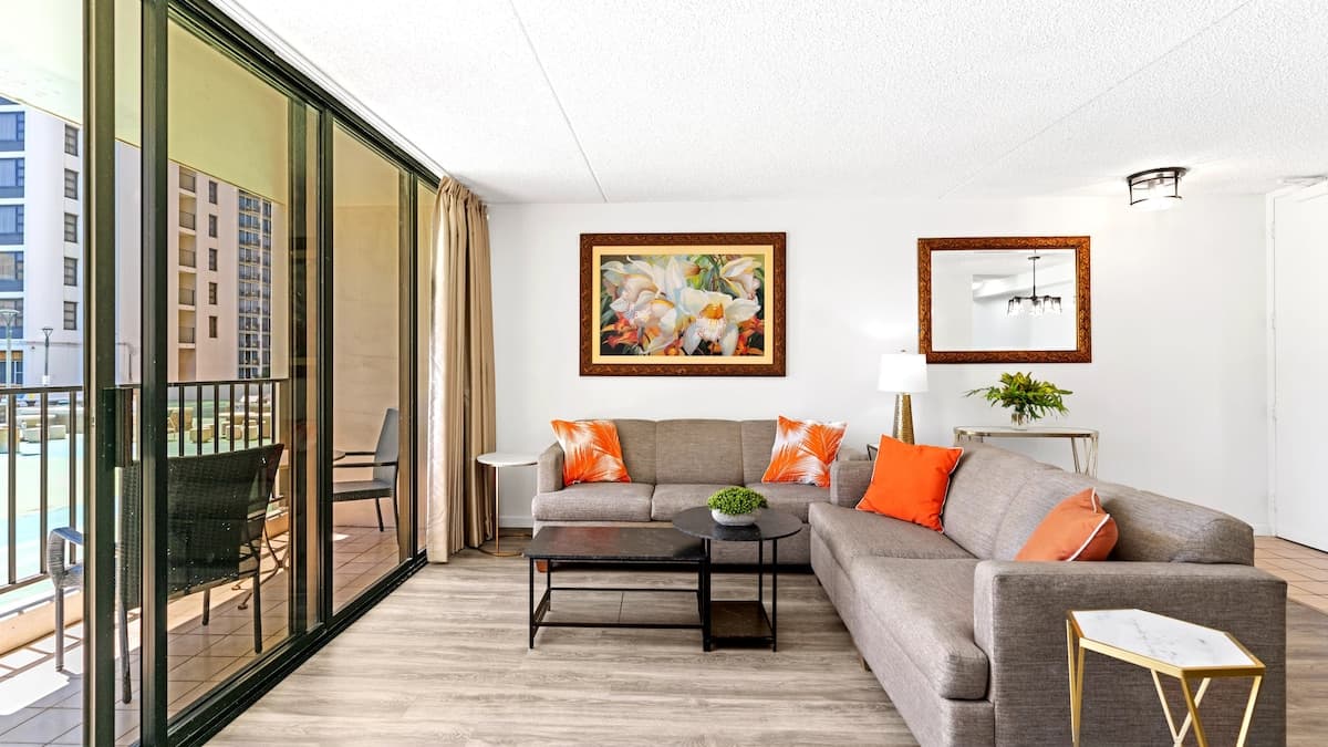 Condo in Honolulu · ★4.52 · 1 bedroom · 2 beds · 1 private bath - Photo 2