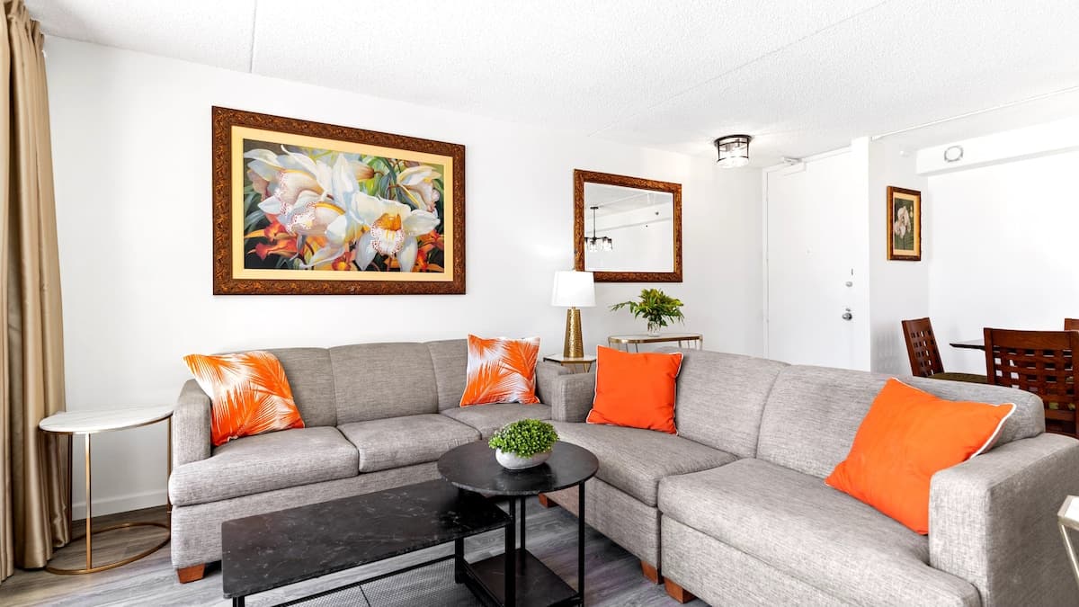 Condo in Honolulu · ★4.52 · 1 bedroom · 2 beds · 1 private bath - Photo 4