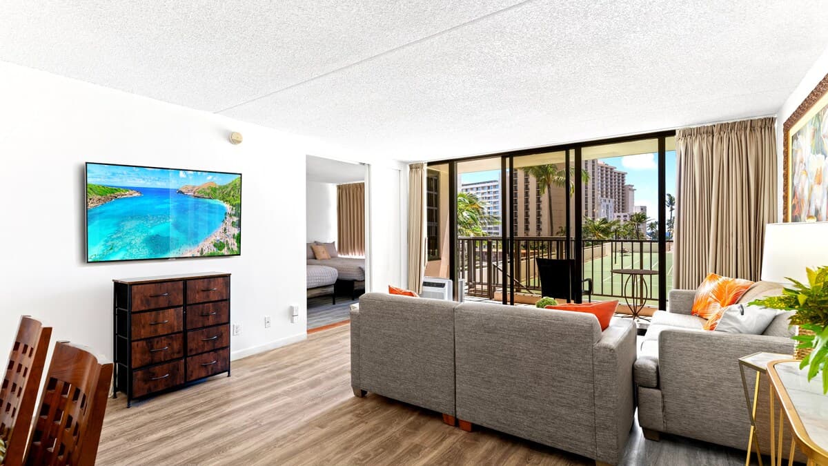 Condo in Honolulu · ★4.52 · 1 bedroom · 2 beds · 1 private bath - Photo 3