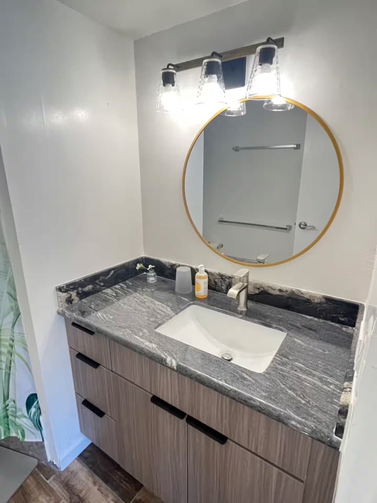 Condo in Honolulu · ★4.89 · Studio · 2 beds · 1 private bath - Photo 4