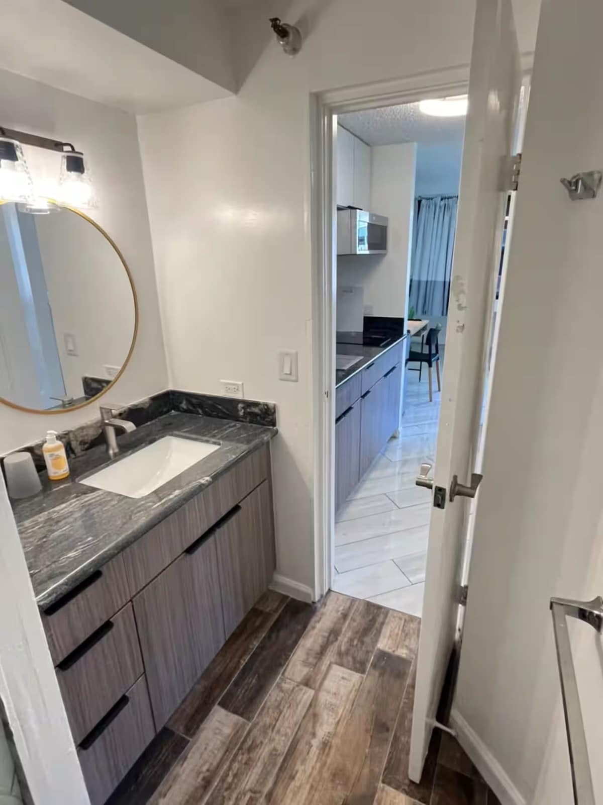 Condo in Honolulu · ★4.89 · Studio · 2 beds · 1 private bath - Photo 2