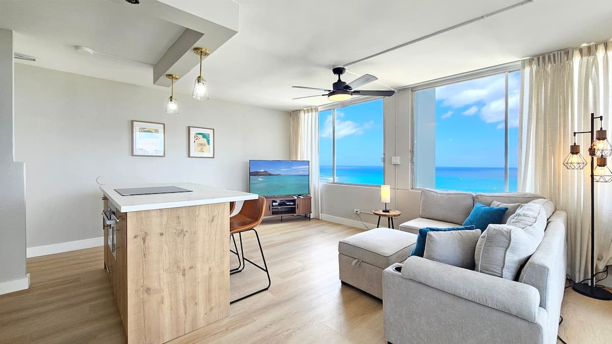 24th Floor King bed Modern 1 Bedroom Condo w/pool - Photo 1