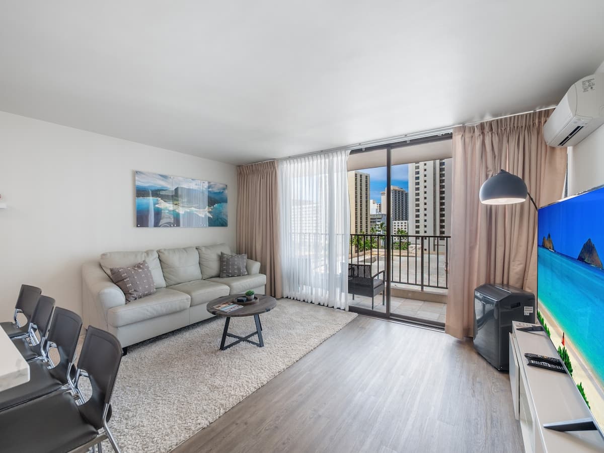 Clean Renovated 1bdrm Waikiki Banyan w/parking - Photo 3
