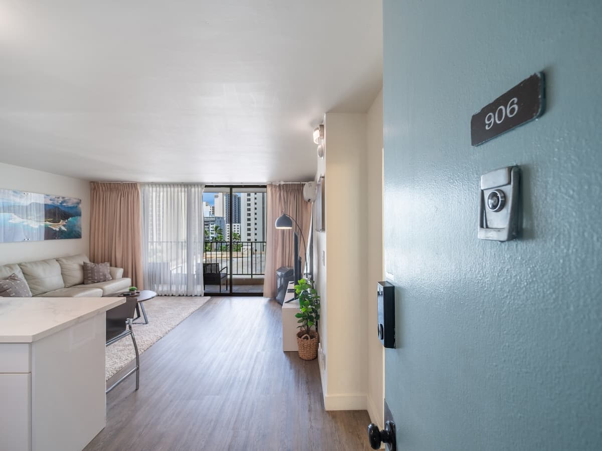 Clean Renovated 1bdrm Waikiki Banyan w/parking - Photo 1