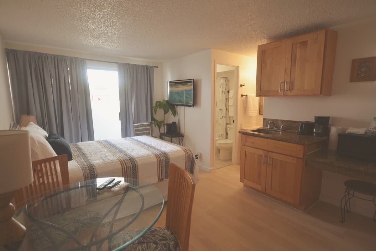 KV1107A Studio 2 blocks to Beach Waikiki - Photo 1