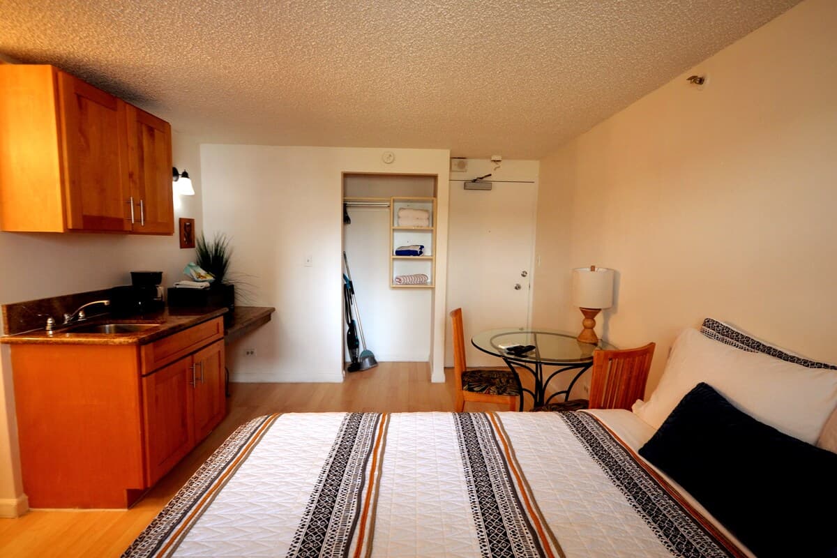 KV1107A Studio 2 blocks to Beach Waikiki - Photo 4
