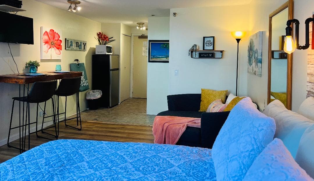 Condo in Honolulu · ★4.58 · Studio · 1 bed · 1 shared bath - Photo 1