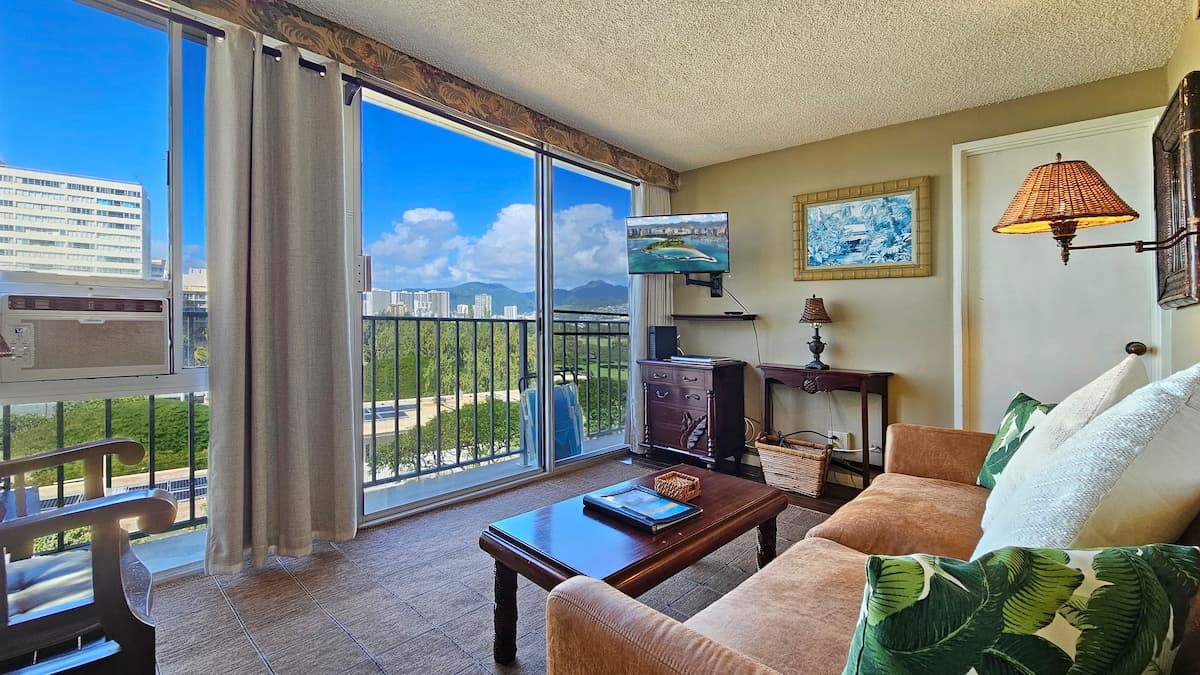 Condo in Honolulu · ★4.36 · 1 bedroom · 1 bed · 1 private bath - Photo 4
