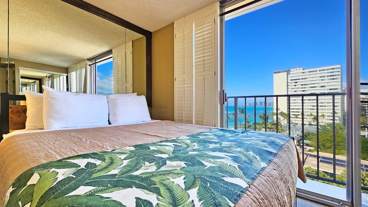 Condo in Honolulu · ★4.36 · 1 bedroom · 1 bed · 1 private bath - Photo 2