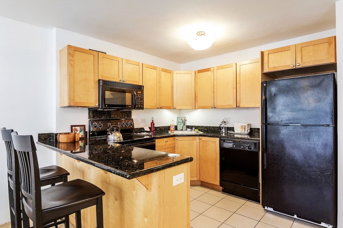 Condo in Honolulu · ★4.75 · 1 bedroom · 2 beds · 1 private bath - Photo 2
