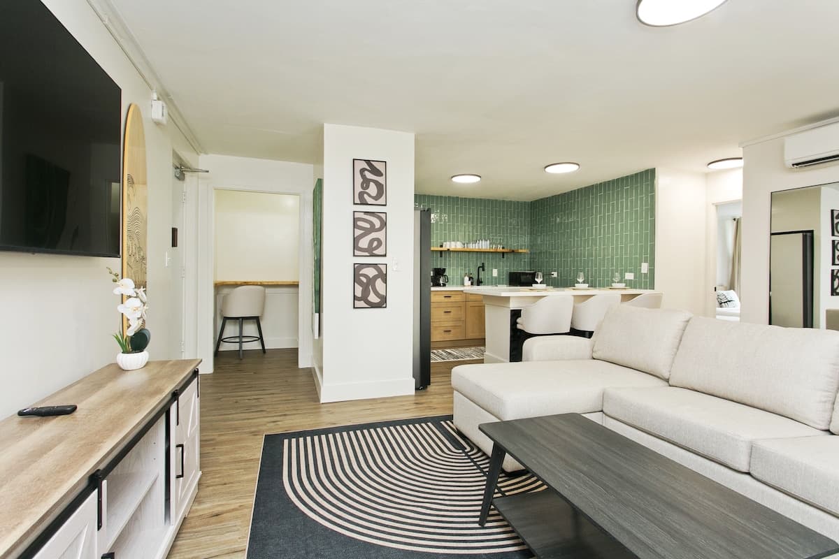 Home in Honolulu · ★4.91 · 2 bedrooms · 3 beds · 2 private baths - Photo 5