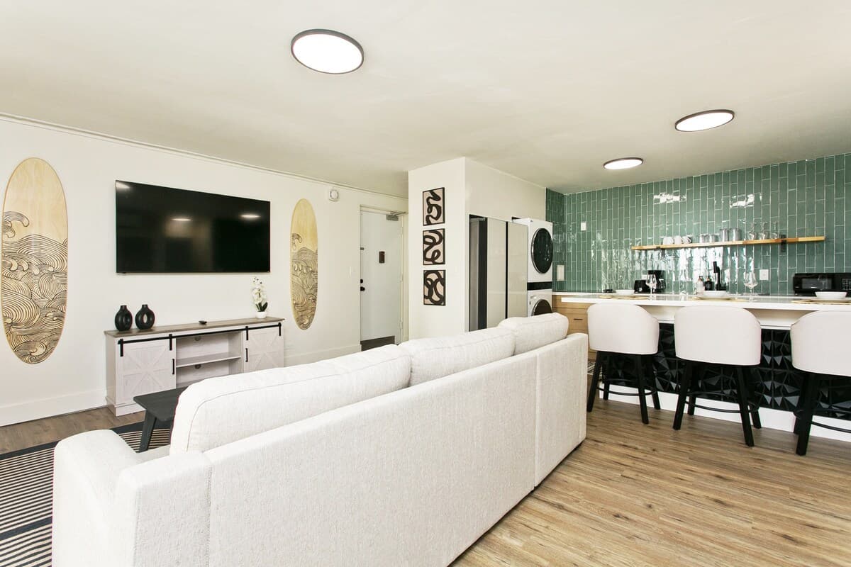 Home in Honolulu · ★4.91 · 2 bedrooms · 3 beds · 2 private baths - Photo 2