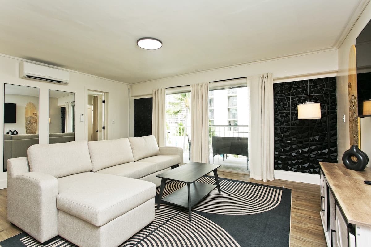 Home in Honolulu · ★4.91 · 2 bedrooms · 3 beds · 2 private baths - Photo 1