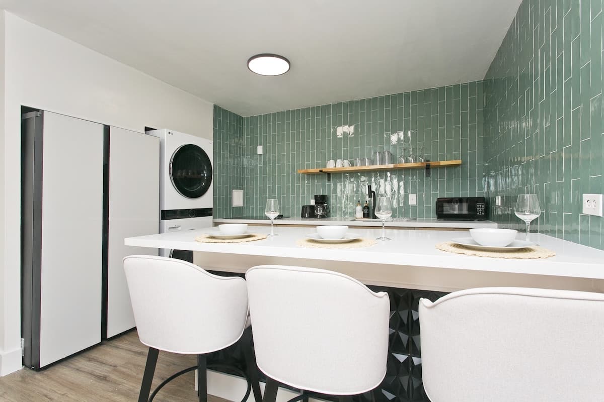 Home in Honolulu · ★4.91 · 2 bedrooms · 3 beds · 2 private baths - Photo 3