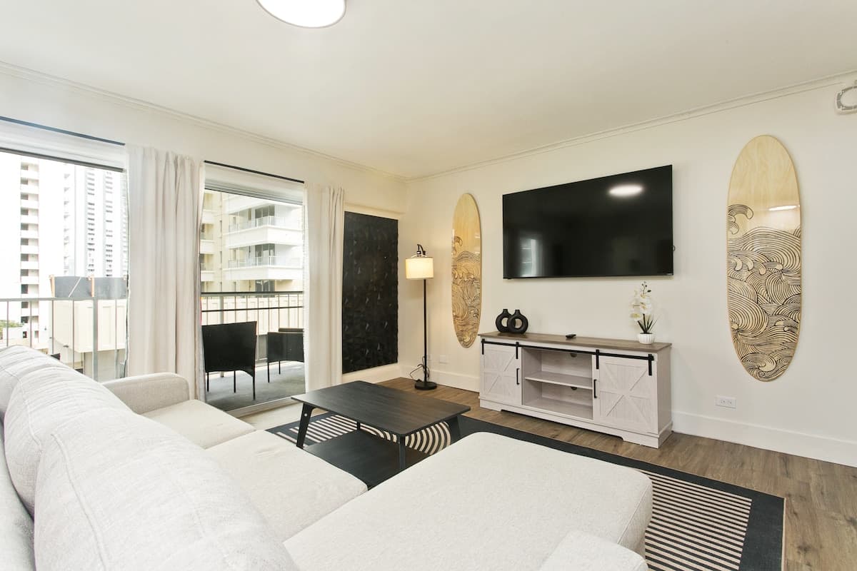 Home in Honolulu · ★4.91 · 2 bedrooms · 3 beds · 2 private baths - Photo 4