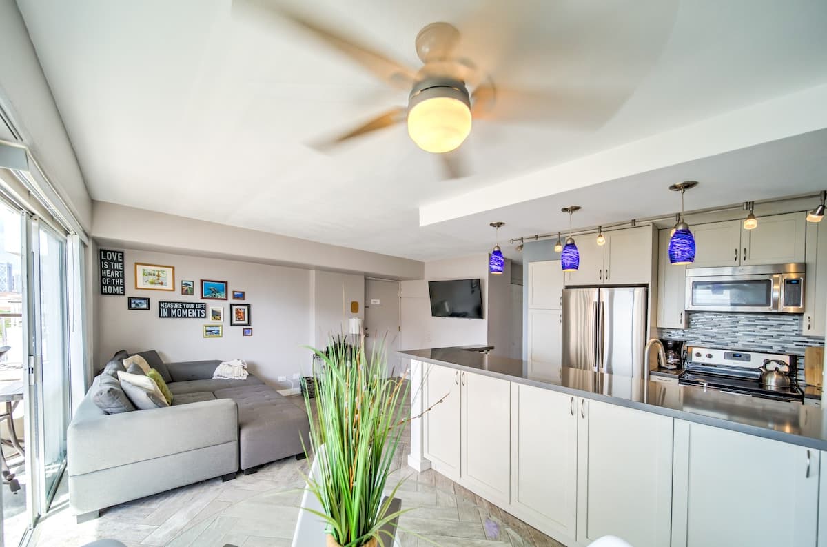 Condo in Honolulu · ★4.79 · 1 bedroom · 1 bed · 1 private bath - Photo 2