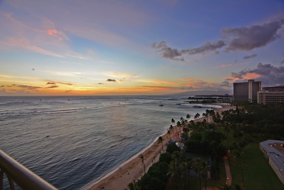 Condo in Honolulu · ★4.96 · 1 bedroom · 2 beds · 1 private bath - Photo 2