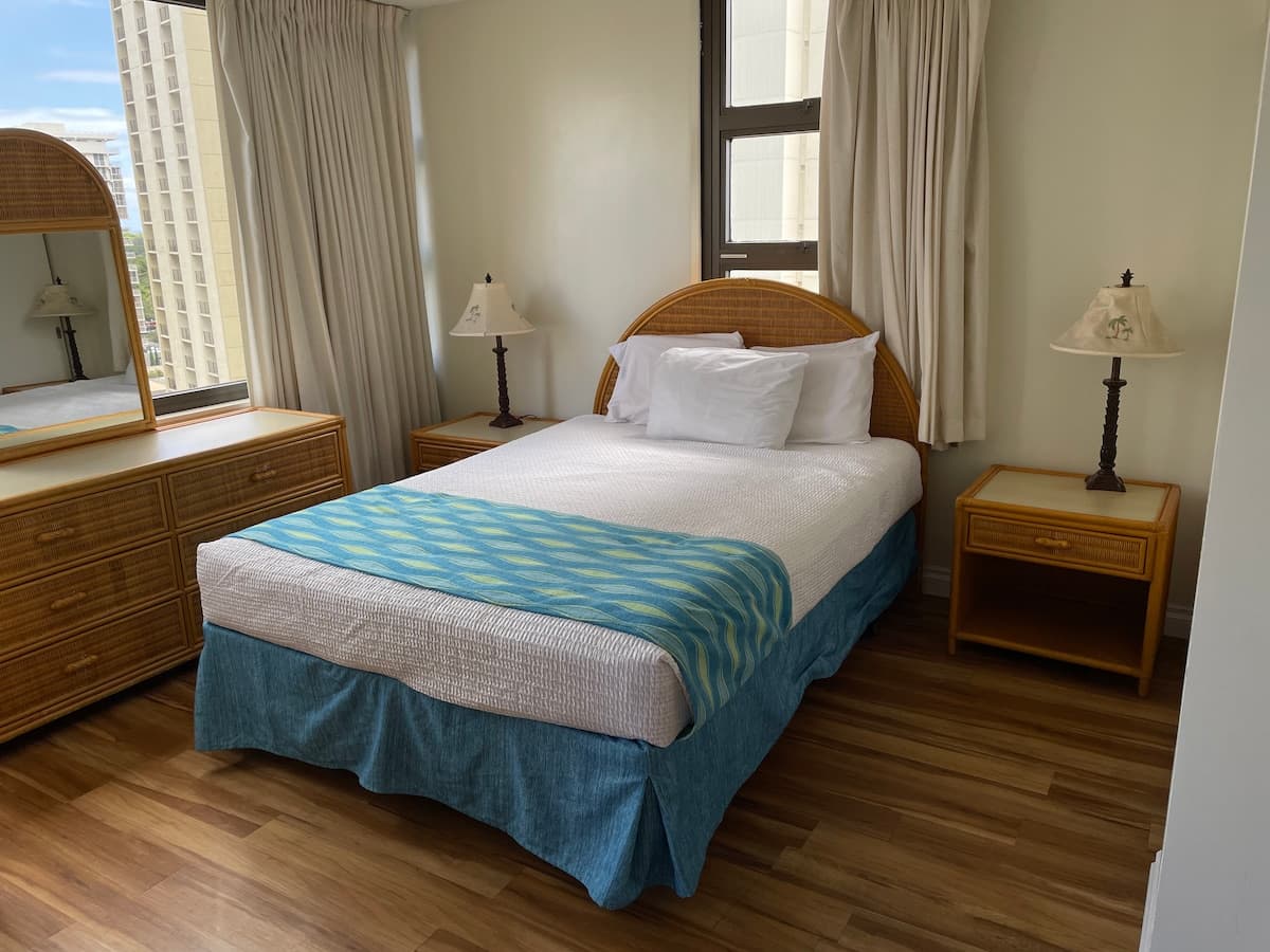 Condo in Honolulu · ★4.44 · 1 bedroom · 2 beds · 1 private bath - Photo 2