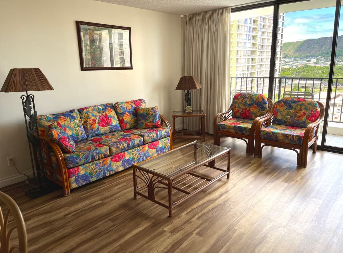 Condo in Honolulu · ★4.44 · 1 bedroom · 2 beds · 1 private bath - Photo 3